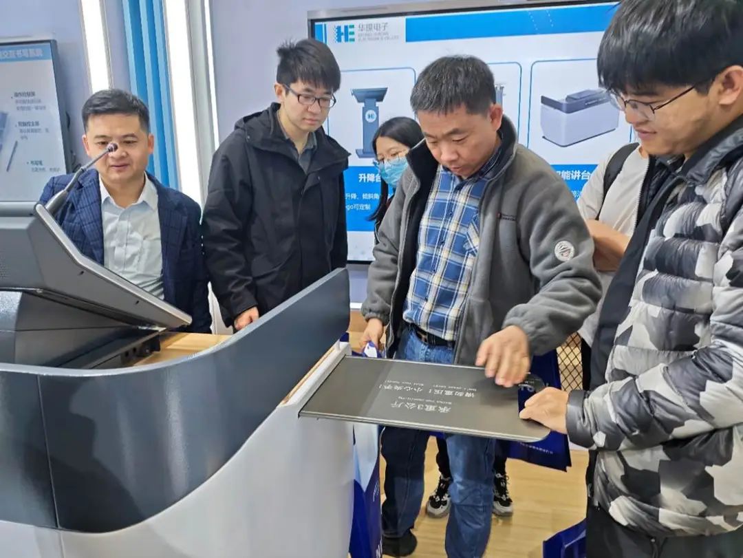 兩大產品系統家族再添新品—智能講臺、麥克管理終端，華璨電子新品驚艷亮相第34屆北京教育裝備展示會